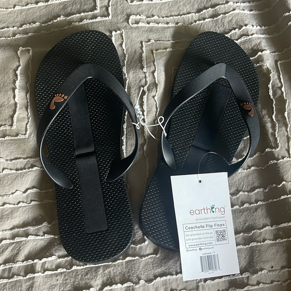 Earthing Coachella Flip Flops NWT